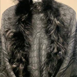 ✅SOLD✅❤️NWOT Gucci Fox Fur Trim Shawl